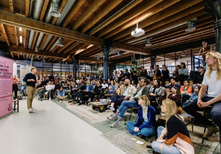 Amsterdamse bureaus spreken steun uit tegen fossiele reclame