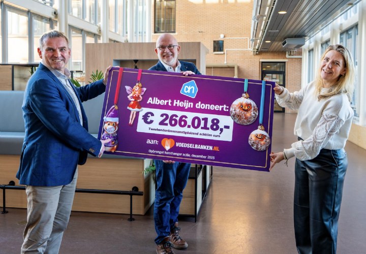 Albert Heijn en klanten doneren megabedrag aan voedselbank