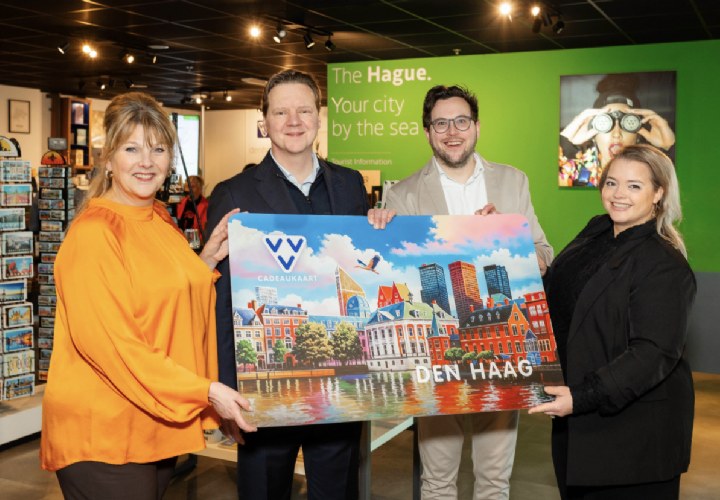 Binnenhof en ooievaar: VVV Cadeaukaart verkrijgbaar in Haags jasje