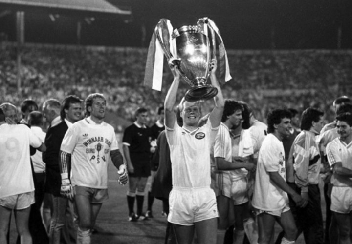 Ronald Koeman vereeuwigd in PSV Walk of Fame