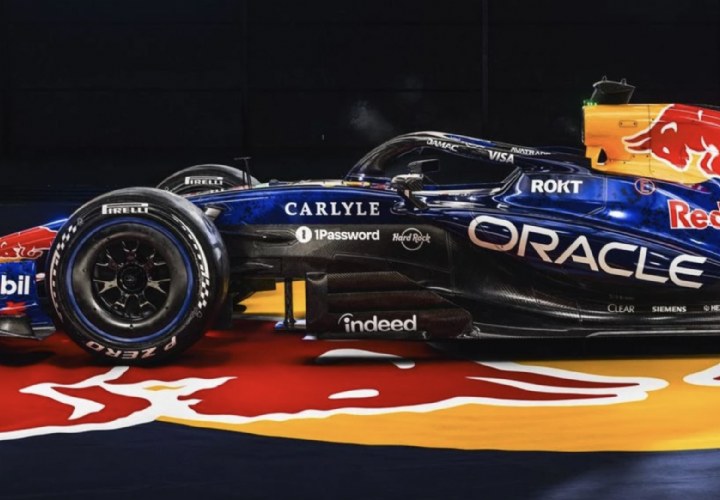 Indeed op auto en kleding Red Bull Racing 