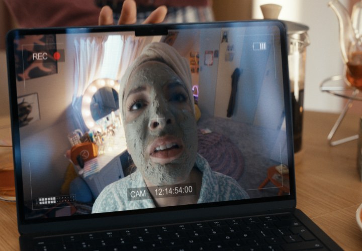 Lies 'leent' spullen van dochter in nieuwe commercial Kruidvat en Suite Rouge