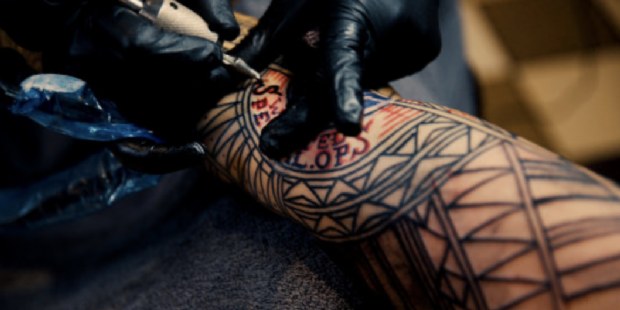 Technisch bedrijf ontwikkelt personeelsadvertentie in vorm van tatoeage