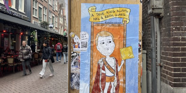 Koninklijke cartoons van Vanillacooldance versieren Amsterdamse straten