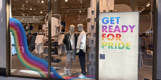 WE Fashion opent winkels als veilige plek voor Pride