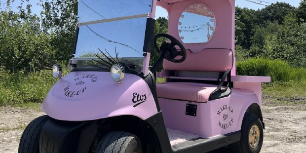 Etos rijdt rond op festivalcampings met beautykar