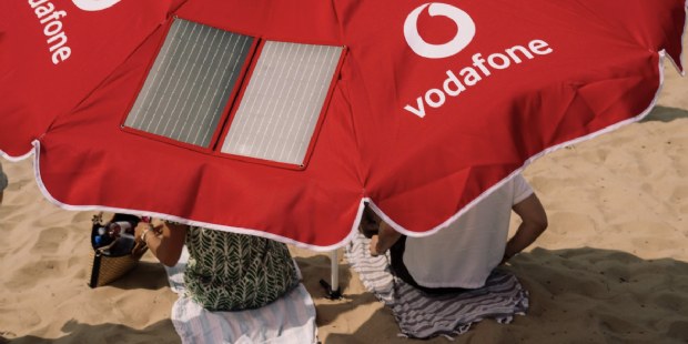 Parascroll van Vodafone laadt telefoons op bij hoge temperaturen