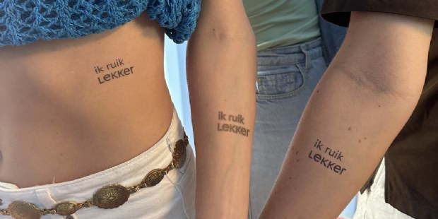 Honderden 'ik ruik lekker'-tattoos de lucht in op Lowlands