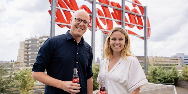 Kameraden Coca-Cola en Finally lopen al twintig jaar hand in hand