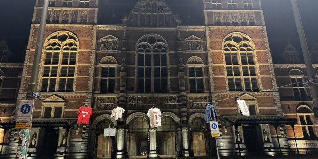 Meterslange waslijnen vol weggegooide kleding duiken op in Amsterdam